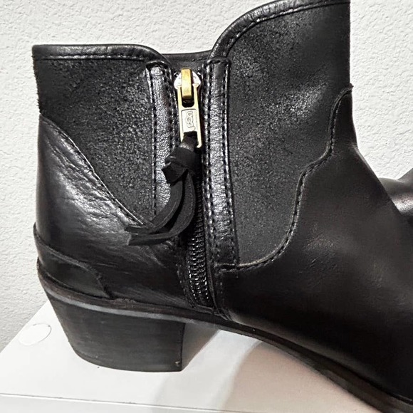 UGG Penelope Ankle Boots Black Suede Leather Size 8 Bootie Sherpa Lined - Picture 6 of 13